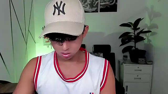 Snapshot of Noah_Smith04 chatting on November 11, 2025, 1:17 pm Noah Smith04 online show from November 11, 2025, 1:17 pm