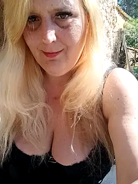 BecciDeluxe online show from February 23, 2026, 12:28 pm