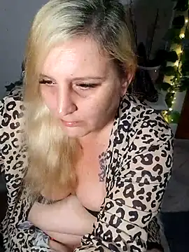 BecciDeluxe online show from March 23, 2026, 10:48 am