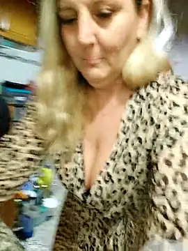 BecciDeluxe online show from November 11, 2025, 9:53 pm