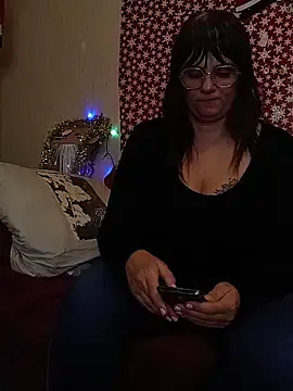 Snapshot of cricrimodele chatting on December 17, 2025, 4:45 pm cricrimodele online show from December 17, 2025, 4:45 pm