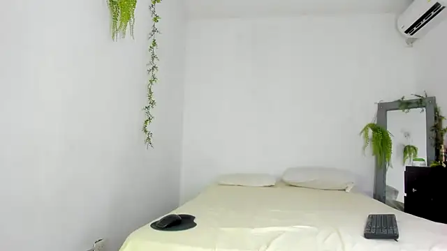 Alika01 online show from September 29, 2025, 9:20 pm