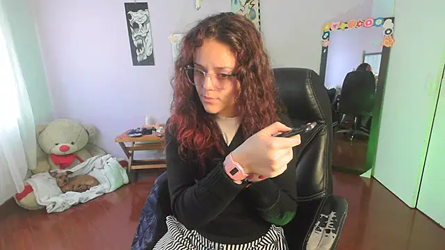 Snapshot of Scarletleon77 chatting on February 24, 2025, 5:20 pm Scarletleon77 online show from February 24, 2025, 5:20 pm