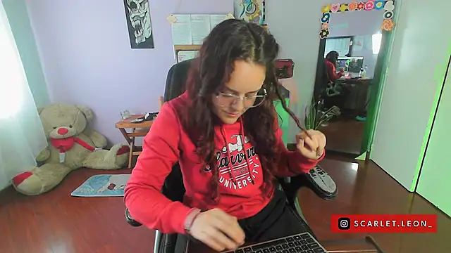 Snapshot of Scarletleon77 chatting on February 19, 2025, 4:33 pm Scarletleon77 online show from February 19, 2025, 4:33 pm