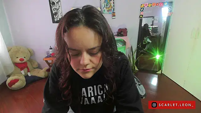 Snapshot of Scarletleon77 chatting on March 21, 2025, 3:35 pm Scarletleon77 online show from March 21, 2025, 3:35 pm