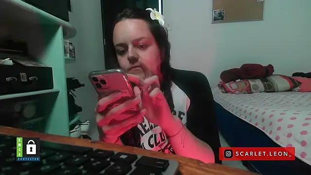 Snapshot of Scarletleon77 chatting on November 26, 2025, 8:20 pm Scarletleon77 online show from November 26, 2025, 8:20 pm