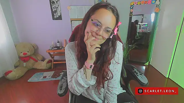 Snapshot of Scarletleon77 chatting on February 17, 2025, 6:39 pm Scarletleon77 online show from February 17, 2025, 6:39 pm