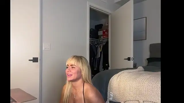 ElenaErickson online show from April 6, 2026, 4:46 am