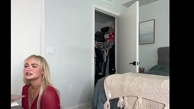 ElenaErickson online show from April 6, 2026, 7:48 pm