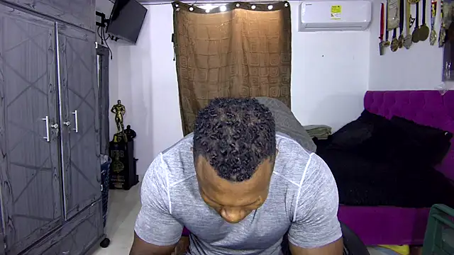 Snapshot of MedellinBlackx chatting on October 23, 2025, 5:33 pm MedellinBlackx online show from October 23, 2025, 5:33 pm