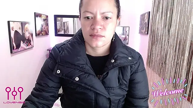 Snapshot of Cristal_w chatting on October 24, 2025, 12:37 pm Cristal w online show from October 24, 2025, 12:37 pm