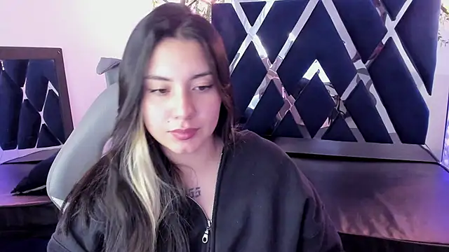 Snapshot of Lia_14_ chatting on February 13, 2025, 5:33 pm Lia 14 online show from February 13, 2025, 5:33 pm