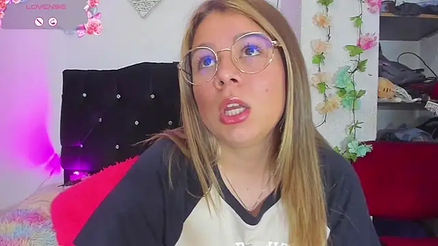 little tifanny82 online show from February 26, 2025, 2:38 pm