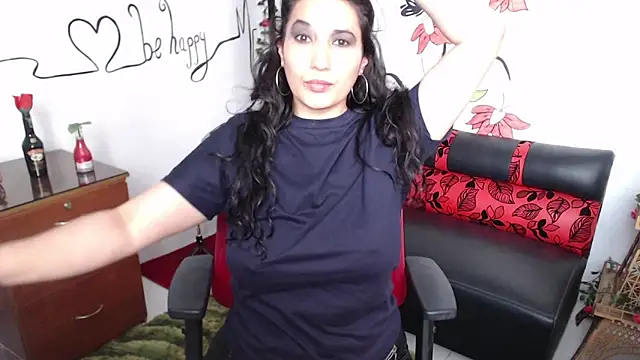 Snapshot of Roxanne_Ssummers chatting on January 8, 2025, 8:18 pm Roxanne Ssummers online show from January 8, 2025, 8:18 pm