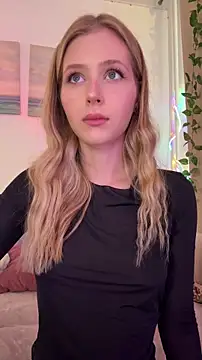 Snapshot of LunaRase chatting on October 23, 2025, 10:14 am LunaRase online show from October 23, 2025, 10:14 am