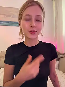 Snapshot of LunaRase chatting on November 14, 2025, 12:09 pm LunaRase online show from November 14, 2025, 12:09 pm