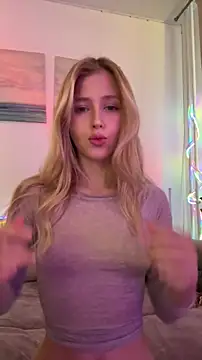 Snapshot of LunaRase chatting on October 29, 2025, 9:30 am LunaRase online show from October 29, 2025, 9:30 am