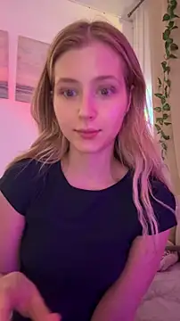 Snapshot of LunaRase chatting on October 28, 2025, 3:33 pm LunaRase online show from October 28, 2025, 3:33 pm