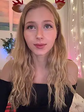 LunaRase online show from December 22, 2025, 2:06 pm