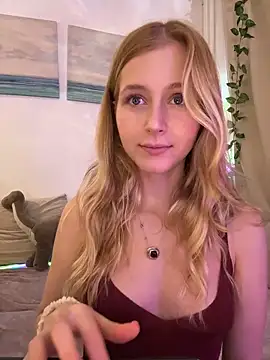 Snapshot of LunaRase chatting on November 9, 2025, 3:27 pm LunaRase online show from November 9, 2025, 3:27 pm