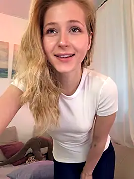 Snapshot of LunaRase chatting on December 4, 2025, 10:58 am LunaRase online show from December 4, 2025, 10:58 am