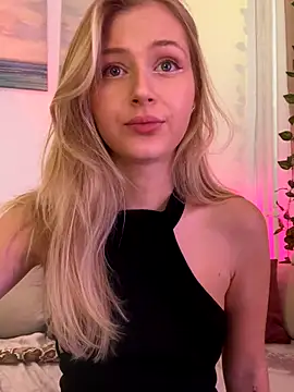 Snapshot of LunaRase chatting on September 18, 2025, 11:24 am LunaRase online show from September 18, 2025, 11:24 am