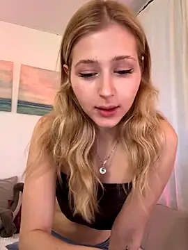 Snapshot of LunaRase chatting on November 29, 2025, 10:26 am LunaRase online show from November 29, 2025, 10:26 am