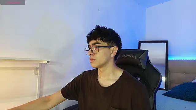  nickconnor01 online show from November 12, 2025, 4:38 am