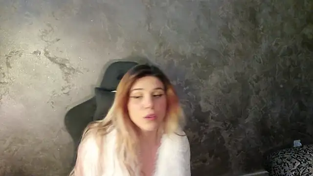 Snapshot of LeylaRosse chatting on March 19, 2025, 9:17 am LeylaRosse online show from March 19, 2025, 9:17 am