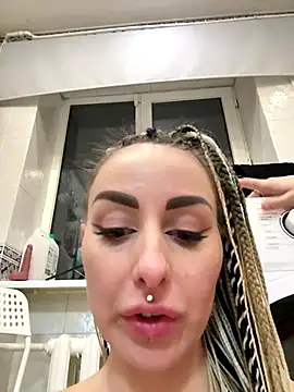 Snapshot of TwixCouple chatting on December 1, 2025, 6:42 pm TwixCouple online show from December 1, 2025, 6:42 pm