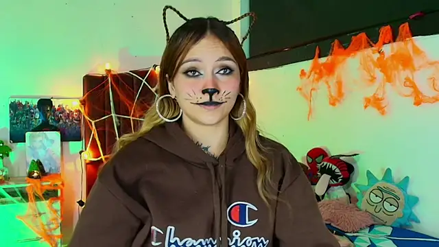 alisson zafiro  online show from October 27, 2025, 3:29 am