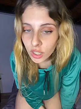 Snapshot of FlorBich chatting on November 12, 2025, 8:12 pm FlorBich online show from November 12, 2025, 8:12 pm