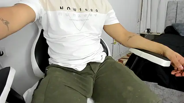 Snapshot of Valerioe chatting on March 20, 2025, 11:56 pm Valerioe online show from March 20, 2025, 11:56 pm