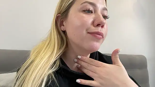 Embersweetbunny online show from November 4, 2025, 11:47 am