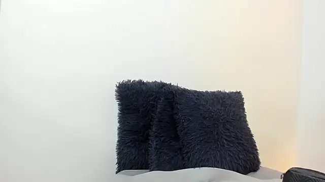 Lizzie Williams  online show from December 19, 2025, 3:21 am