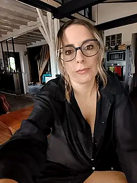 Jade Emeraud online show from March 26, 2026, 9:40 am