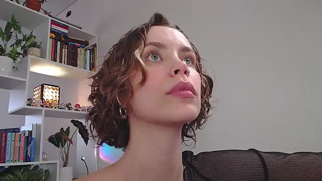 Snapshot of milly_ross chatting on February 21, 2025, 10:28 am milly ross online show from February 21, 2025, 10:28 am