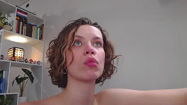 Snapshot of milly_ross chatting on February 14, 2025, 8:10 am milly ross online show from February 14, 2025, 8:10 am