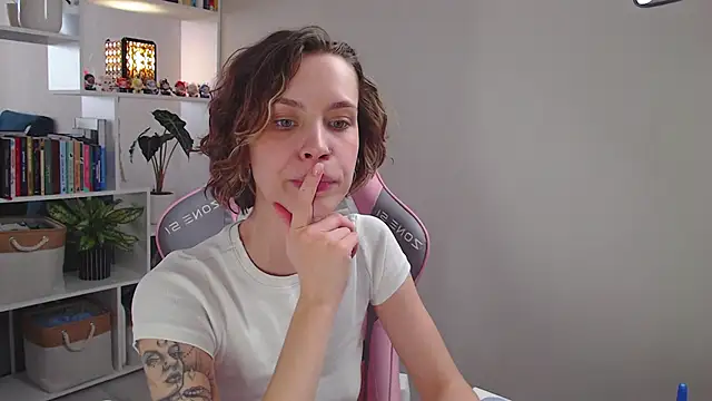 Snapshot of milly_ross chatting on February 7, 2025, 9:58 am milly ross online show from February 7, 2025, 9:58 am