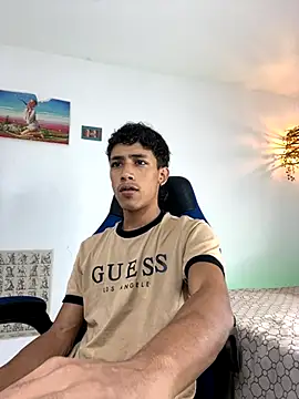 Ostin18hot online show from December 5, 2025, 4:22 am