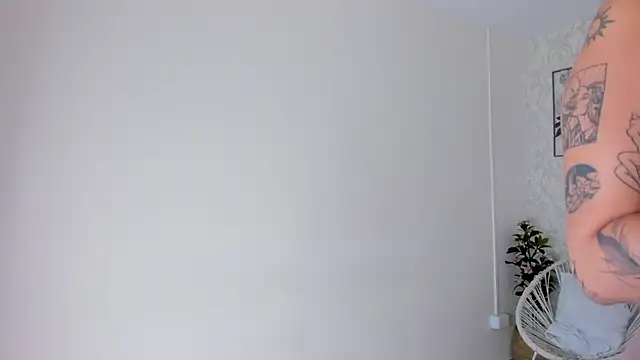 Snapshot of Adria_ross chatting on October 31, 2025, 12:24 pm Adria ross online show from October 31, 2025, 12:24 pm