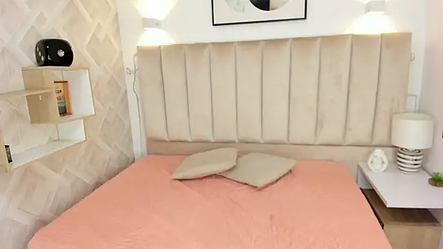 Anniie Queen online show from December 18, 2025, 3:11 am