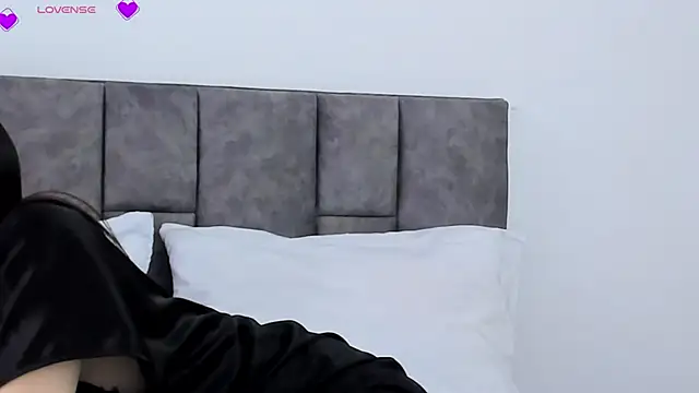 Snapshot of VeronicaTonu chatting on March 5, 2025, 6:56 pm VeronicaTonu online show from March 5, 2025, 6:56 pm