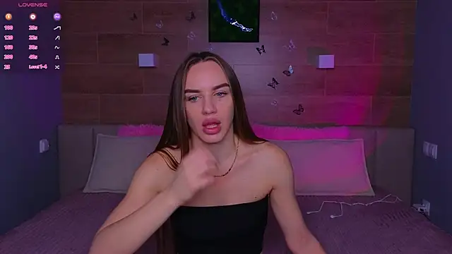 Snapshot of SaraCros chatting on November 25, 2025, 5:41 am SaraCros online show from November 25, 2025, 5:41 am