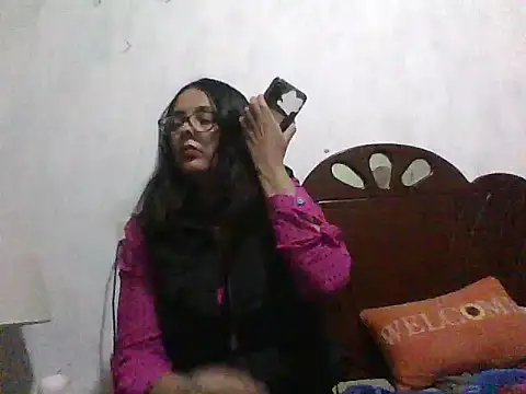 Snapshot of Samanthat33 chatting on March 2, 2025, 3:13 am Samanthat33 online show from March 2, 2025, 3:13 am