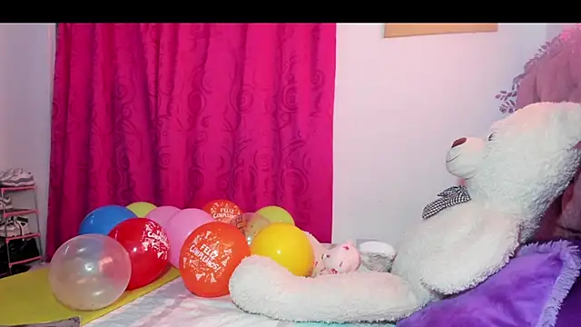 ladyrd1 online show from November 18, 2025, 4:43 pm