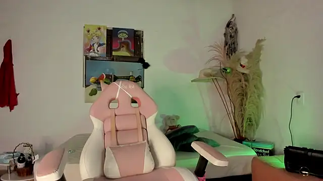 lovely kitt online show from March 6, 2026, 1:22 am