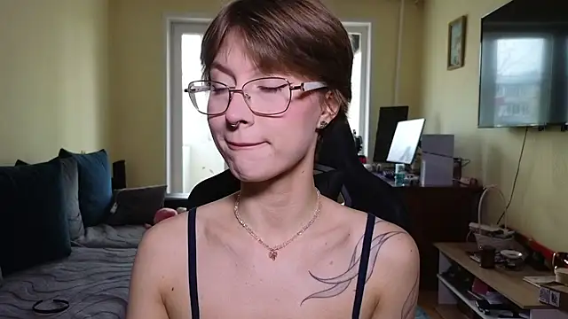 MalvinaBlum online show from April 23, 2026, 5:14 am