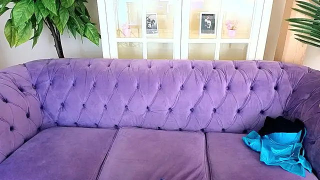 IceDanielles online show from April 18, 2026, 12:51 pm