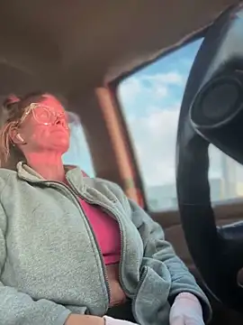 Snapshot of vixendoll87 chatting on February 21, 2025, 10:59 pm vixendoll87 online show from February 21, 2025, 10:59 pm